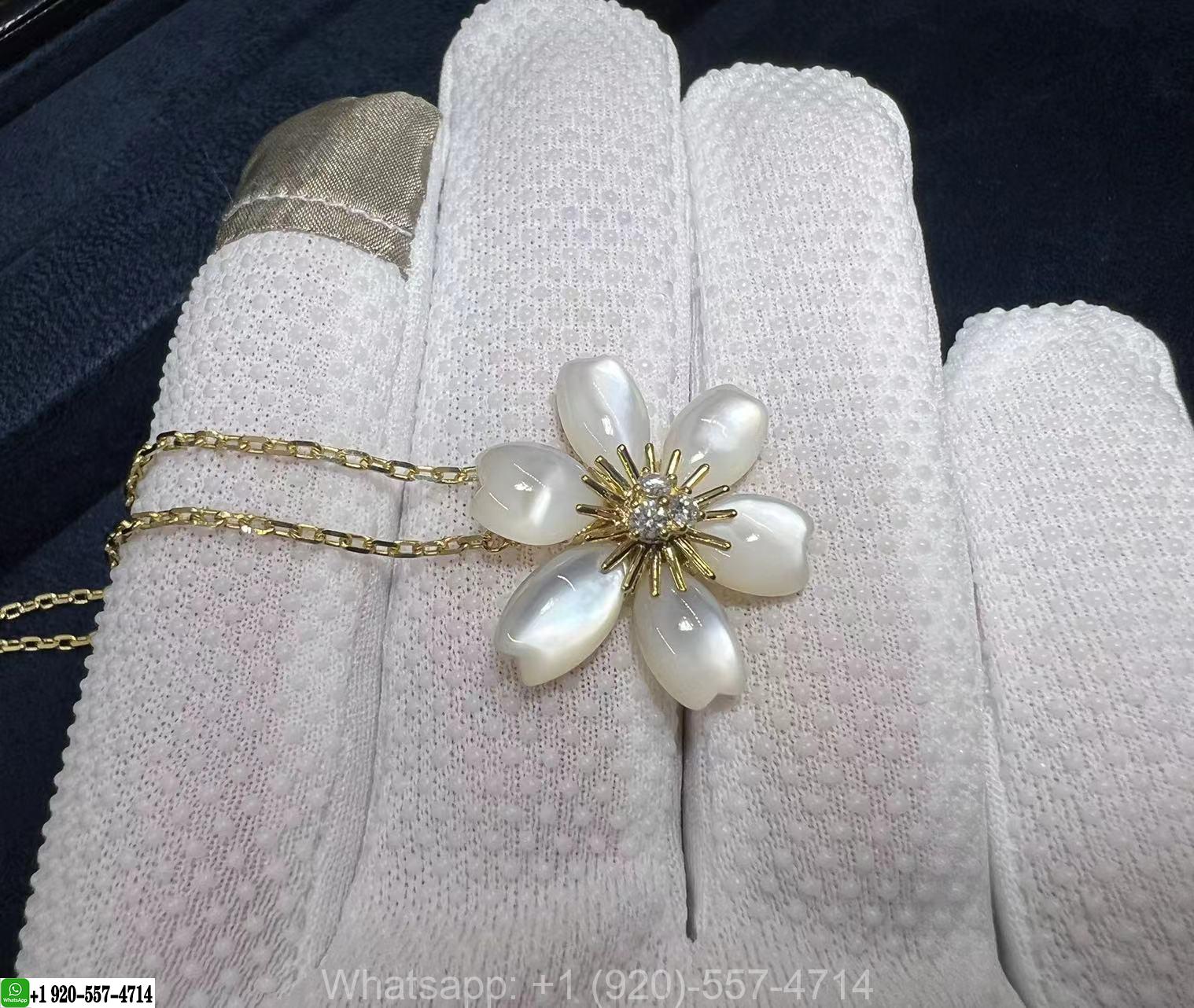 Van Cleef & Arpels 18k Yellow Gold Mother-Of-Pearl Rose De Noel Flower Diamond Necklace VCARP7T000